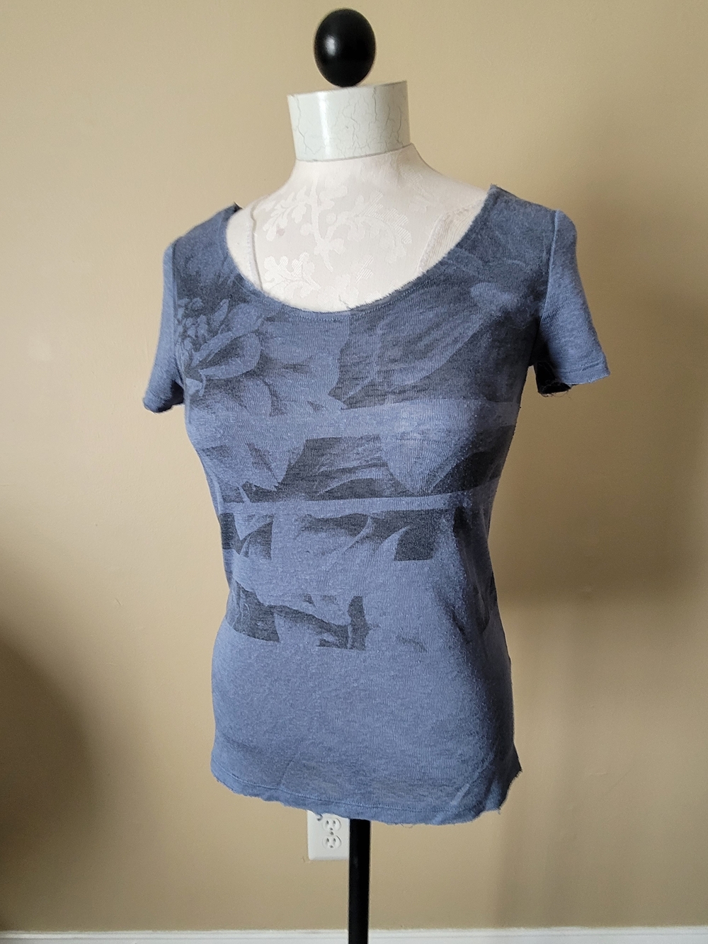 Aeropostale Women's Distressed Slate Blue Scoop Neck Tee w Floral Graphic XS